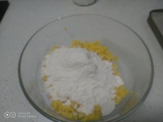 玉米面花生酥,加入面粉。