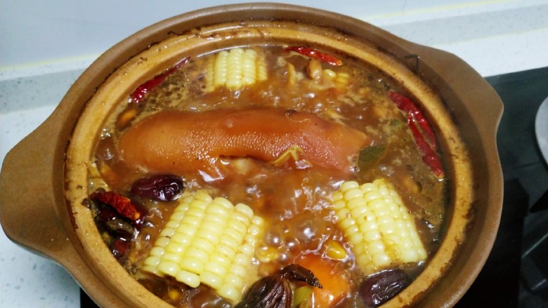 猪蹄汤炖上海青,猪蹄翻面再炖30分钟。