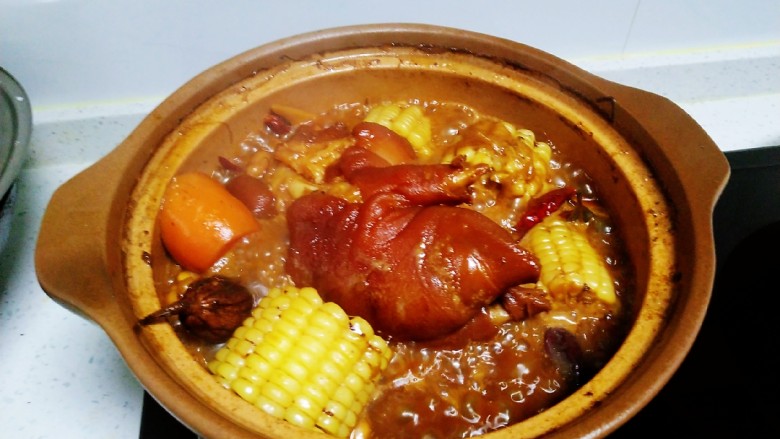 猪蹄汤炖上海青,大火收汁。
