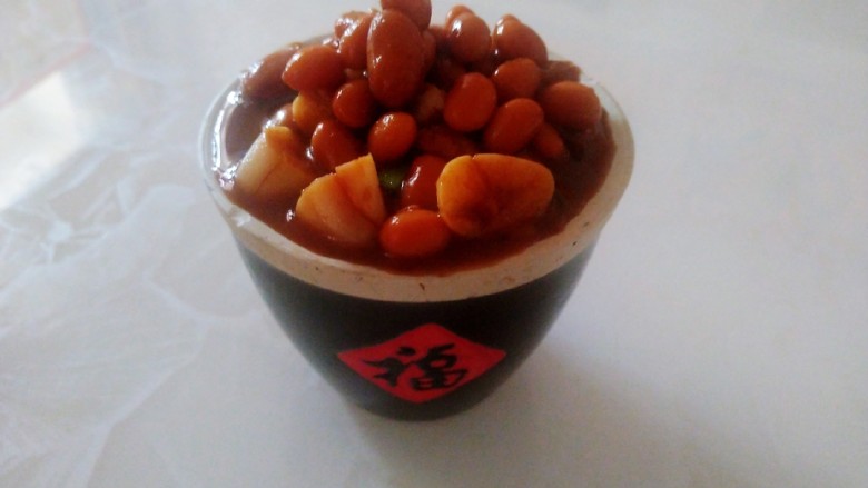 猪蹄汤炖上海青,黄豆、花生捞入小岗中。