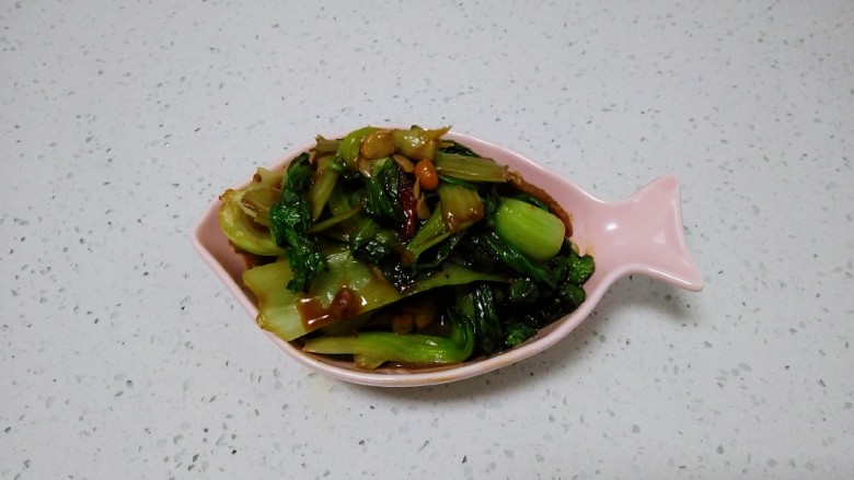 猪蹄汤炖上海青,盛入盘中。
