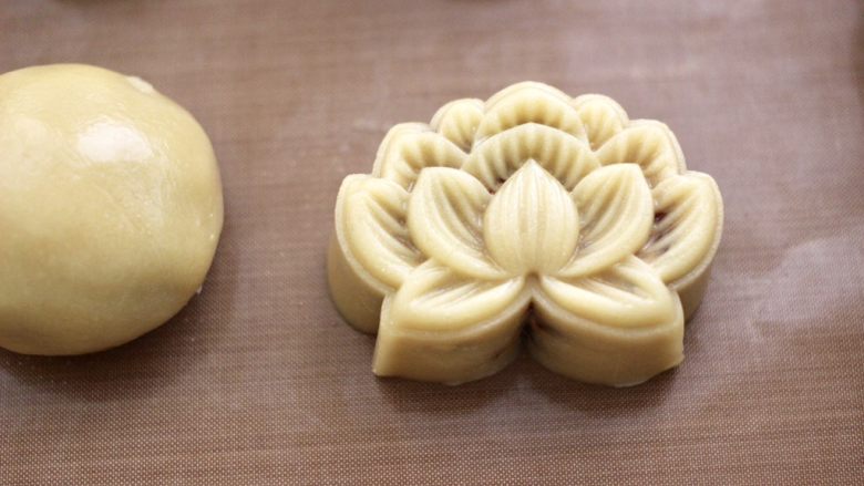 玫瑰花干果饼,用手摁平模具的表面，就可以压出漂亮的花纹咯。