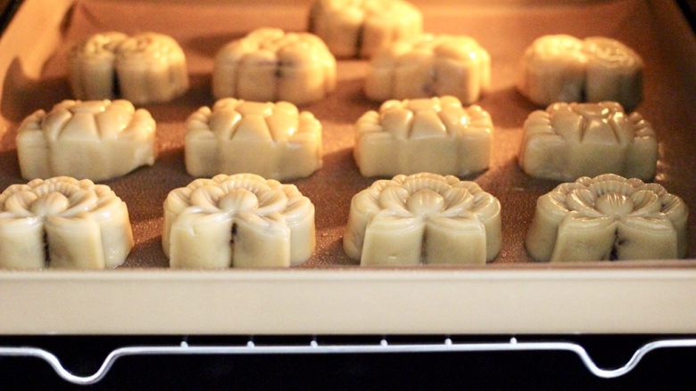 玫瑰花干果饼,把做好的饼放入烤箱，180度烤8分钟定型。
