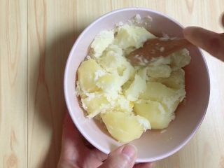 土豆虾球（天妇罗土豆虾球）,先将土豆用勺子压成土豆泥。
