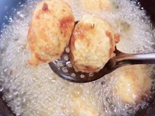 土豆虾球（天妇罗土豆虾球）,中小火大约炸5分钟左右，虾球呈金黄色，即可出锅了。