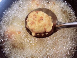 土豆虾球（天妇罗土豆虾球）,放入的虾球避免粘连，用勺子逐一的分开。