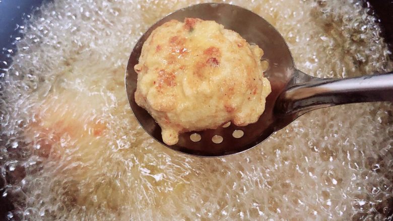 土豆虾球（天妇罗土豆虾球）,放入的虾球避免粘连，用勺子逐一的分开。