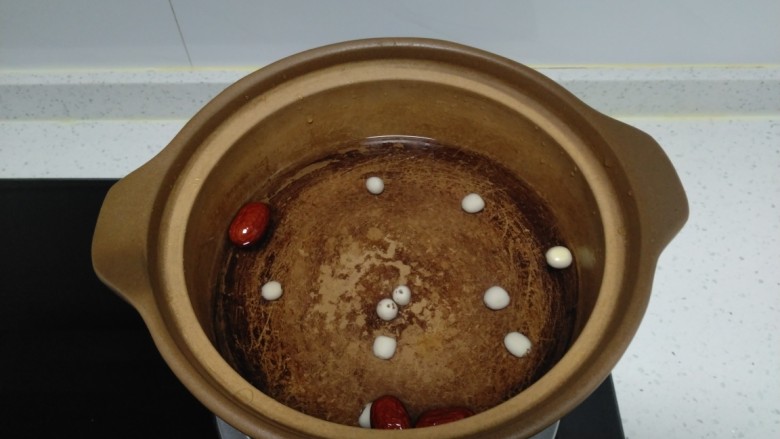 猕猴桃银耳羹,锅中放入适量清水，放入莲子、红枣。