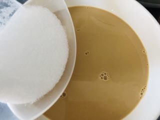 港式奶茶芋圆，Q弹软糯，奶香浓郁,加入白糖搅拌至白糖化开，不喜欢太甜可以减少糖的用量。