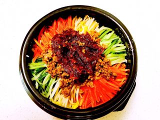 韩式石锅拌饭,把辣酱放在米饭蔬菜上面