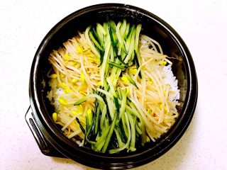 韩式石锅拌饭,把黄豆芽和瓜丝放在米饭上面