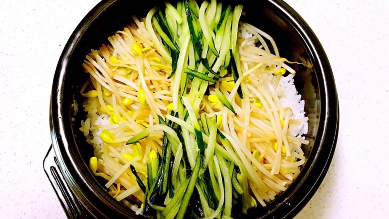 韩式石锅拌饭,把黄豆芽和瓜丝放在米饭上面