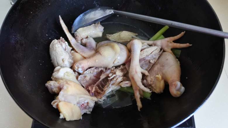 鸡汤挂面,底油炒香姜和葱段，放鸡块炒香