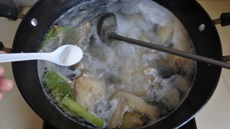 鸡汤挂面,加热水煮开后去浮沫，加盐、鸡精调味