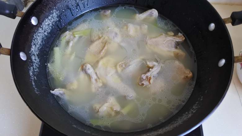 鸡汤挂面,盖盖转中小火，焖煮25分钟让鸡肉成熟