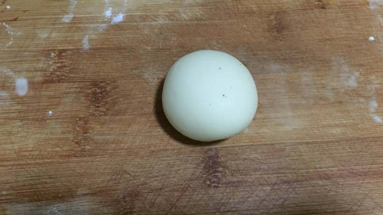 蛋黄豆沙酥,之后，再把它包起来，同样底部要捏紧，不要露馅。做好之后，整理成圆形，这样看起来比较美观。