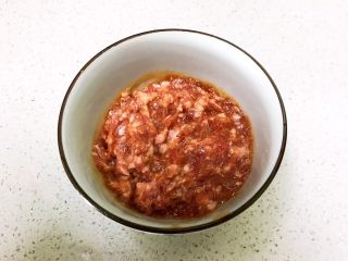 韩式石锅拌饭,抓匀后腌制入味15分钟