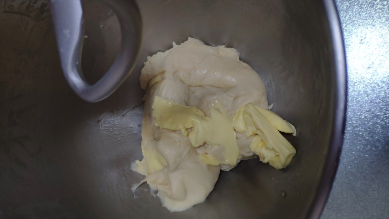 一次发酵手撕吐司面包,加入室温软化的黄油