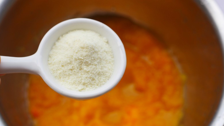 莲蓉馅南瓜椰蓉饼,蒸熟后取出装在盆里，加入澳优能立多G4奶粉。