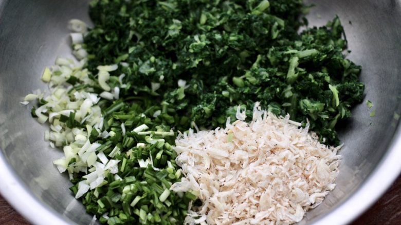 小白菜虾皮素包子,取一个大一点的容器，放入剁碎的小白菜和韭菜，葱和虾皮。