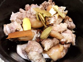 黄豆焖猪蹄,加入姜片，八角桂皮和香叶