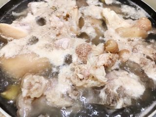 黄豆焖猪蹄,水开后煮两分钟捞出冲洗干净