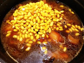 黄豆焖猪蹄,再加入泡发好的黄豆，盖上锅盖继续小火炖30到40分钟