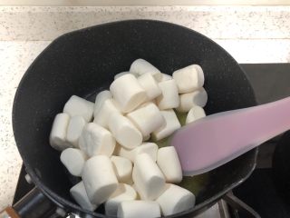 网红～～～抹茶雪花酥,黄油融化以后，倒入棉花糖。
