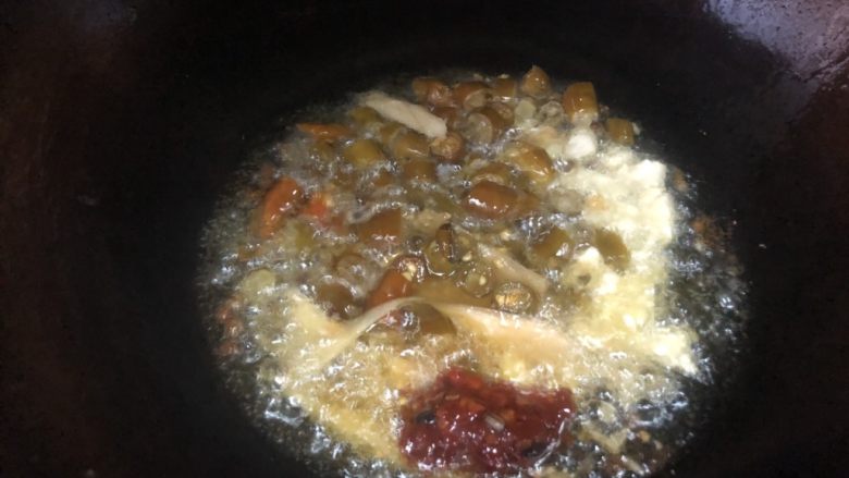 泡椒牛蛙,热锅冷油，放前面准备好的泡椒 、泡姜、蒜头、花椒以及一勺豆瓣酱，煸炒到香气四溢。