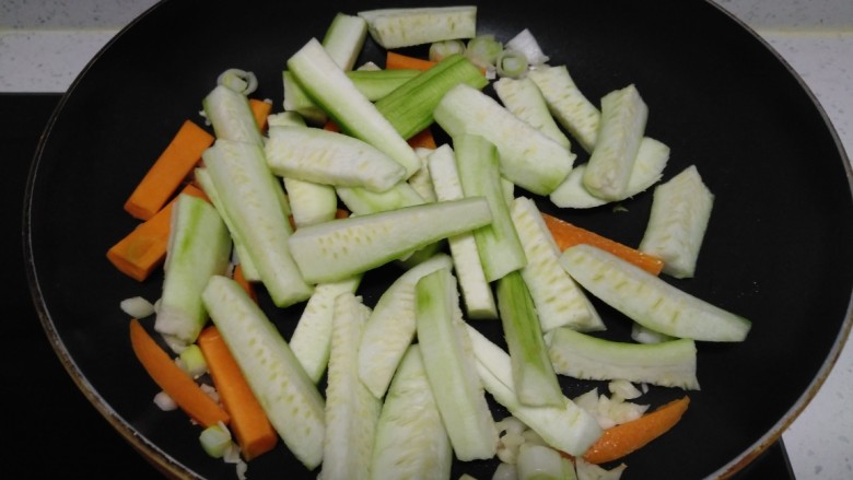 清炒胡萝卜、丝瓜、上海青,放入丝瓜条。