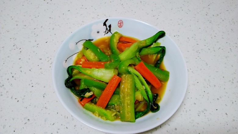 清炒胡萝卜、丝瓜、上海青,盛入盘中。