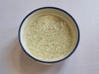 大米南瓜粥,大米洗净浸泡1小时。