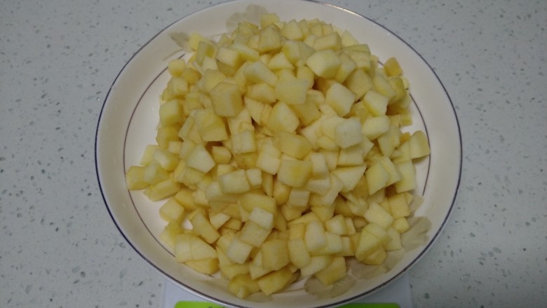 美味苹果派,盛入盘中，称了称3个苹果420克。