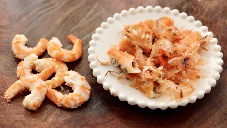 虾仁清炒西兰花便当,把海虾剥皮备用。