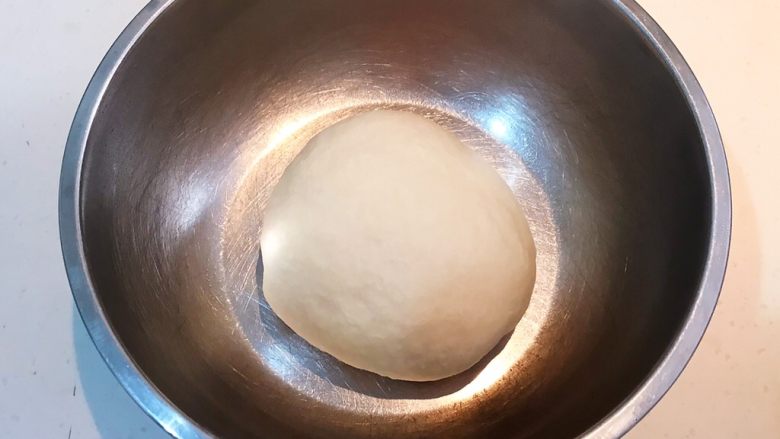 宝宝水饺,揉成光滑的面团，盖上保鲜膜饧面15分钟