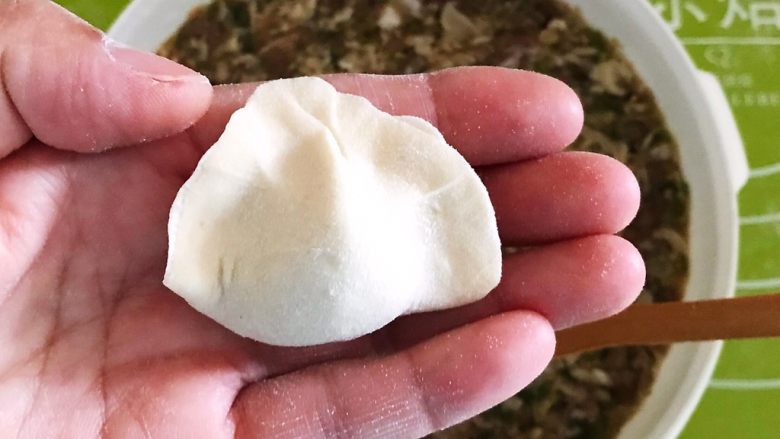 宝宝水饺,取一个面皮，加入1勺馅料，包成一个小巧玲珑的小饺子