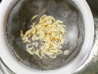 丝瓜毛豆虾米汤,虾米用滤网冲洗净。