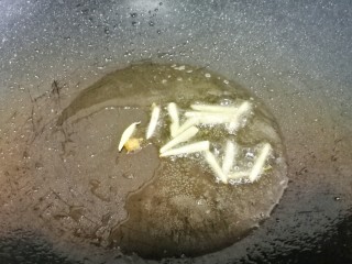 丝瓜毛豆虾米汤,热锅热油加姜丝爆香。