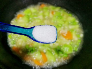 丝瓜毛豆虾米汤,加一勺盐。