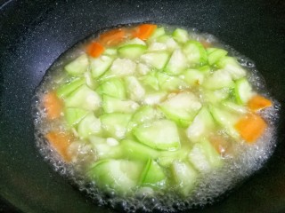 丝瓜毛豆虾米汤,然后加一大碗开水。