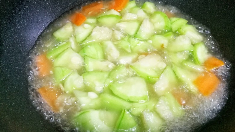 丝瓜毛豆虾米汤,然后加一大碗开水。