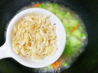 丝瓜毛豆虾米汤,加入虾米。