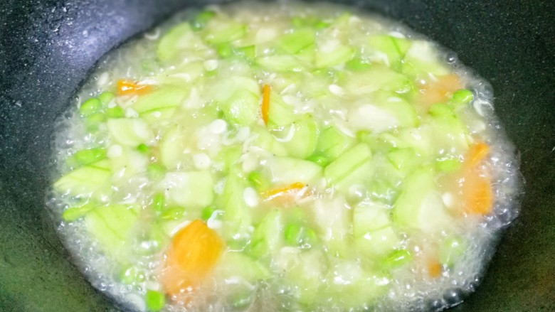 丝瓜毛豆虾米汤,煮开。