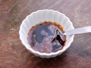 温拌海螺,碗里倒入米醋和老醋，生抽和辣椒油，混合搅拌均匀。