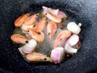 荷塘月色小炒,这个时候放入北极虾，小火慢慢煎至表面上色。