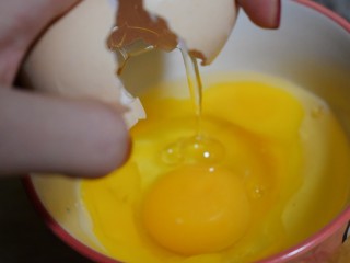 就叫它#萨拉米蛋炒饭#吧，其实也就是那啥蛋炒饭里加了点进口香肠，哈哈哈,【食材处理】
两颗鸡蛋磕入碗内，打散