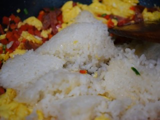 就叫它#萨拉米蛋炒饭#吧，其实也就是那啥蛋炒饭里加了点进口香肠，哈哈哈,【菜品制作4】
倒入米饭，炒散