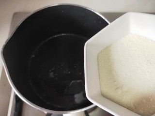 蔓越莓奶糕,锅中放水然后放入奶粉