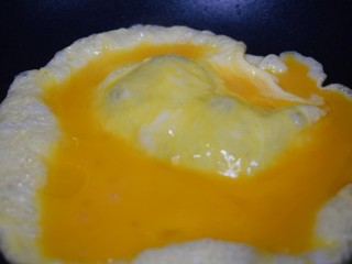 就叫它#萨拉米蛋炒饭#吧，其实也就是那啥蛋炒饭里加了点进口香肠，哈哈哈,【菜品制作2-2】
鸡蛋液炒熟弄碎