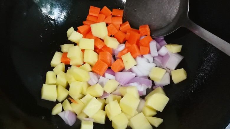 咖喱土豆牛肉,锅中余油放入洋葱，胡萝卜，土豆翻炒出香味